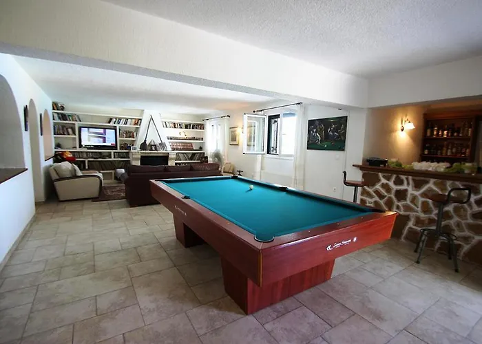 Vila Niriis Áyios Nikítas